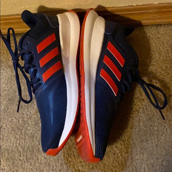 ADIDAS BIG BOY/GIRL size 6 Fits Me Big I’m 7.5/8. - Picture 3 of 5